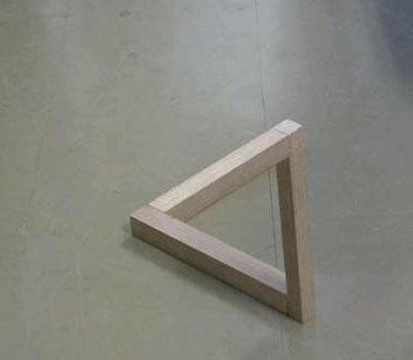 这个三角是直立的还是平放的