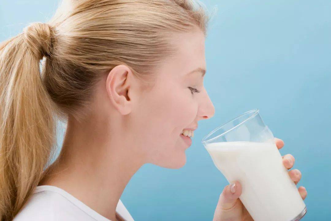 【辟谣】长期喝牛奶会导致乳腺癌吗？